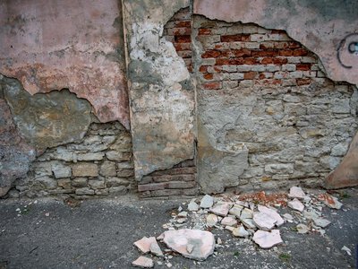 Обсипається штукатурка та оголилася цегла: коли відремонтують аварійний паркан ЧНУ на вулиці Дергача