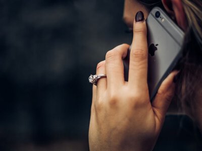 Шахраї атакують телефоном: 4 небезпечні фрази, після яких треба негайно покласти слухавку
