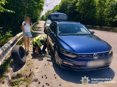 Їхала зустрічати чоловіка з фронту, але пробила колесо: дорожня пригода на Білоцерківщині