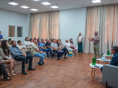 Новий старт у Бучанській громаді: біженцям розповіли про роботу, гранти, житло та власну справу