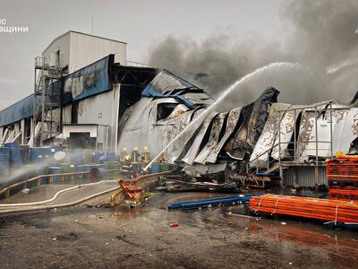 Під загрозою повторних ударів: на Броварщині рятувальники гасять склад після атаки російського БпЛА