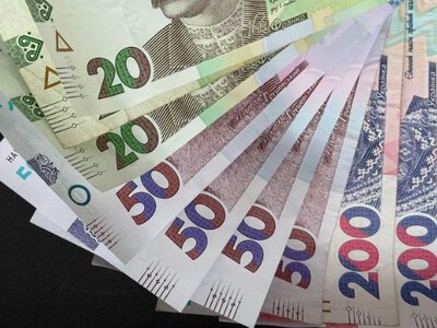 Мільярди пішли в готівку: скільки грошей українці тримають поза банками