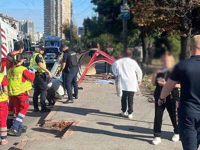 У Києві Volkswagen після ДТП з автобусом влетів у зупинку: є загиблі