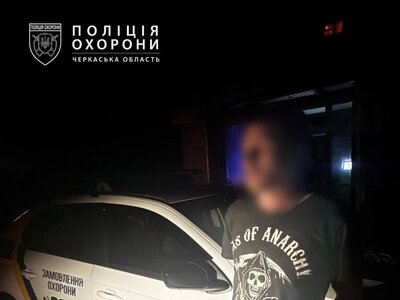 У Черкасах поліція затримала чоловіка, який пробрався у магазин, розбивши вітрину