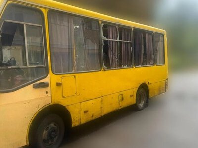  Війська РФ вдарили по автобусу в одному з районів Херсона, є загиблі та поранені. ФОТО 