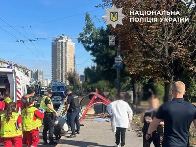 У Києві легковик на швидкості влетів у маршрутку та зупинку: є загиблі й травмовані