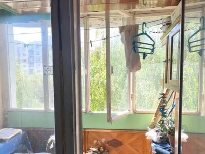На Виноградарі собаку викинули з четвертого поверху: жінці загрожує до 8 років