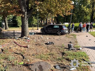 Смертельна ДТП у Києві: авто після зіткнення з маршруткою влетіло в зупинку з людьми 