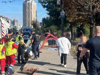 Масштабна ДТП у Києві: авто влетіло у зупинку, загинули дві жінки