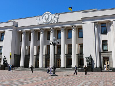 Депутати зустрічаються з Хмарою, під Радою вимагають повернути Федорова