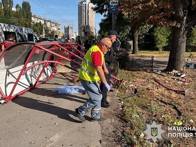 У Києві автомобіль влетів у зупинку: двоє людей загинули, четверо постраждали (відео)