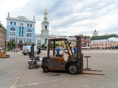 У Києві відкрили виставку про атаки РФ на гуманітарні місії та покажуть стрічку про евакуацію з Костянтинівки