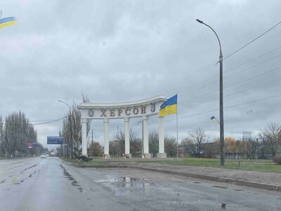 У Херсоні внаслідок ворожого удару по автівці загинула жінка, також є постраждалий