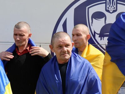 Ще 103 українських полонених повернулися додому. ФОТО