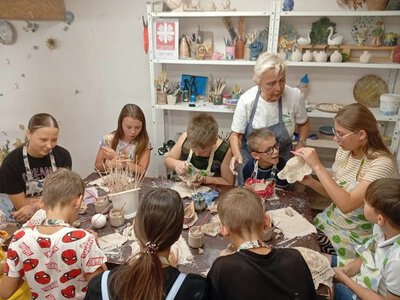 Діти переселенців з Херсонщини в Одесі вчилися гончарству