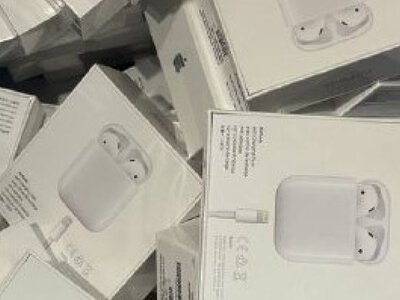 У Львові п’ятеро шахраїв продавали підроблені AirPods за оригінальні та погрожували покупцю: суд виніс вирок