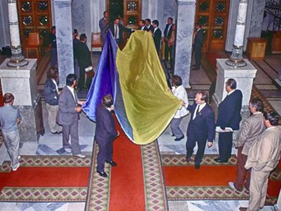«Прапор, який внесли до парламенту у 1991 році»: за донати на НРК виготовили тисячу копій
