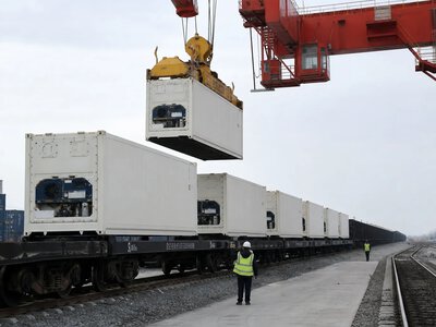У Сіньцзяні запустили перший рефрижераторний експрес для перевезення фруктів