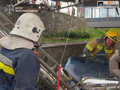 Автомобіль злетів у кювет у Малині: постраждали чоловік і 15-річний пасажир