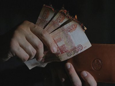 Рубль стає токсичним активом навіть для союзників кремля - банки чотирьох країн підняли комісії за російську готівку