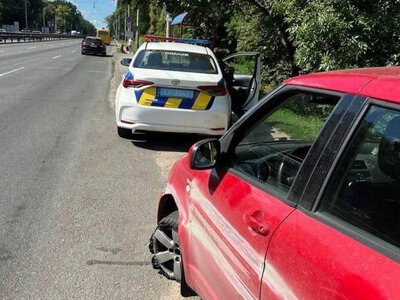 У Києві водійка підозрювана у наркотичному сп’янінні врізалася у відбійник: деталі