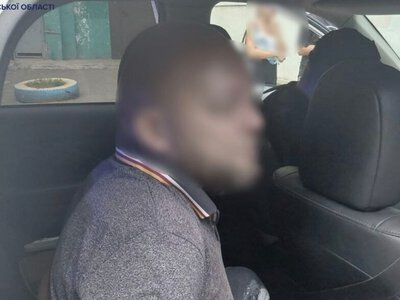 В Одесі п’яний чоловік із сокирою погрожував людям біля дитячого майданчика