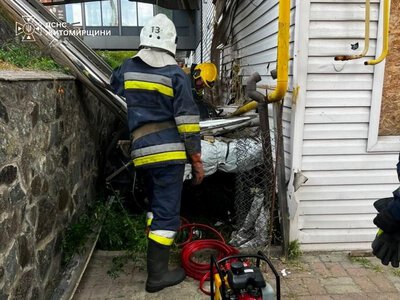 Рятувальники дістали з легкового автомобіля 50-річного водія та 15-річного пасажира, які постраждали внаслідок ДТП