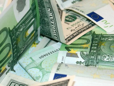 Долар дешевшає, а євро зростає: НБУ встановив курси на 20 серпня