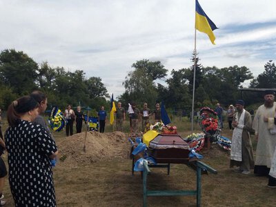 У Кобеляцькій громаді попрощалися із полеглим 34-річним захисником Денисом Никифоровим