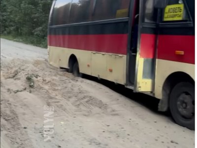 Застрягла навіть маршрутка: на Волині люди скаржаться на розбиту дорогу між селами (Фото, Відео