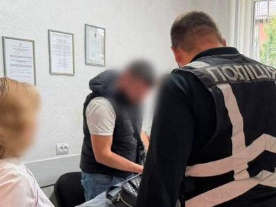 На Закарпатті голову лікарської комісії затримали за хабар у $1000