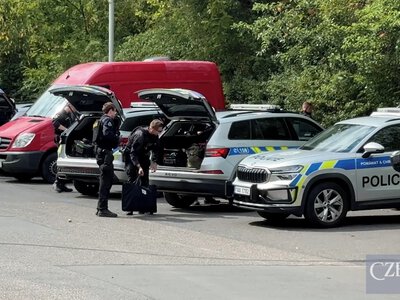 У Празі невідомий чоловік стріляв зі зброї по автомобілях, що проїжджали повз