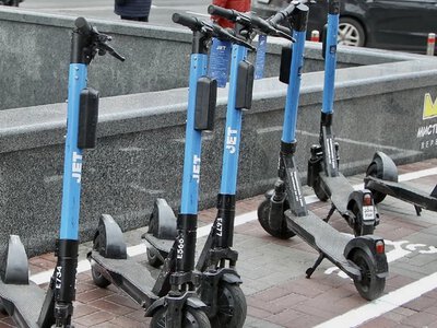 У Києві вимагають прибрати з вулиць електросамокати: чим це обґрунтовують