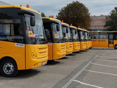 Громадам Полтавщини передали ще вісім нових шкільних автобусів