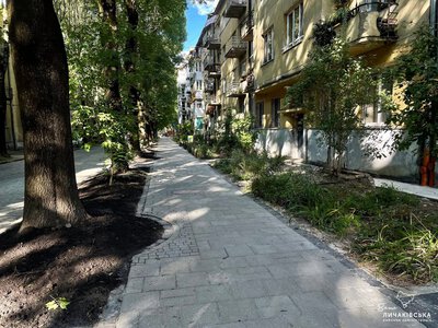 На одній з вулиць Львова відремонтували тротуар