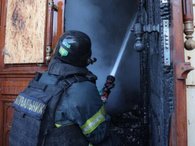  Російські війська влучили дроном у будівлю Херсонського обласного художнього музею. ФОТО 