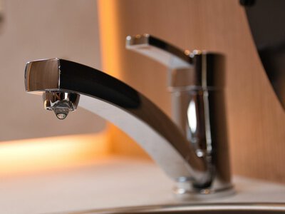 Киян просять запастися питною водою: у Святошинському районі промиватимуть мережі