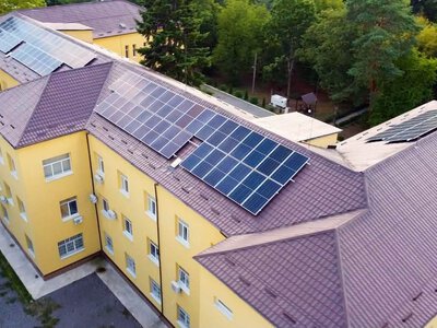 Сонячна електростанція за 48 тисяч євро та ремонт на понад 8 млн: як на Закарпатті готують лікарню до зими