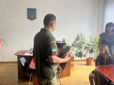  Родині загиблого прикордонника Мукачівського загону передали нагороду 