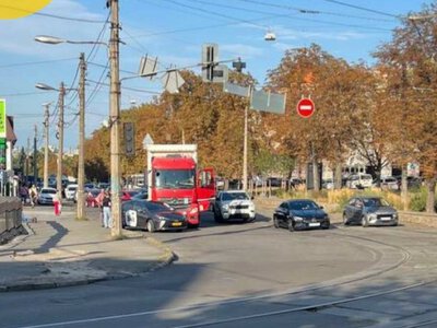 На Нижньому Валі у Києві зіткнулися вантажівка і таксі: рух ускладнено