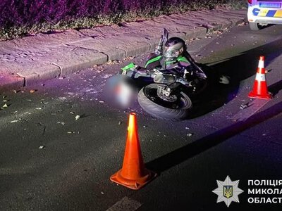 “Мопед”, та не той – у Миколаєві чоловік з пістолетом зупинив жінку на мотоциклі і розбив транспортний засіб (ФОТО)
