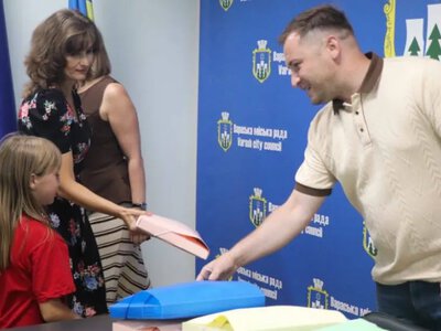 У Вараші дітям-сиротам вручили подарунки до Дня знань