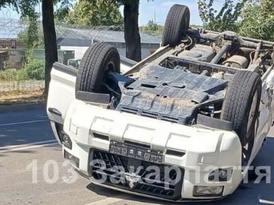 По вулиці Собранецькій в Ужгороді перекинувся Mitsubishi (ФОТО)