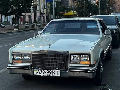 Розкіш і технології: у Києві помітили раритетне американське авто 80-х (ФОТО)