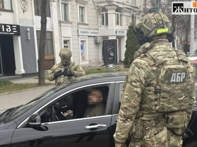 «Мертві душі», незаконні виплати й солдати на приватних роботах: на Житомирщині проходять обшуки ДБР
