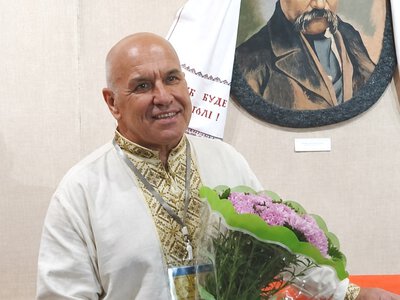 Від гетьманів до сучасних воїнів: у Кам’янському відкрили виставку вишивки Костянтина Діденка