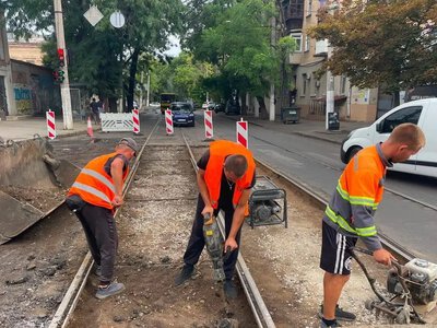 В Одесі продовжують ремонт трамвайних колій на Старопортофранківській (фото)