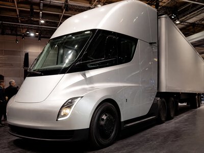 Tesla представить електровантажівку Semi для Європи у вересні