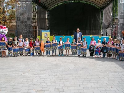 У Франківську діти загиблих, полонених та зниклих безвісти Героїв отримали нові портфелики й подарунки