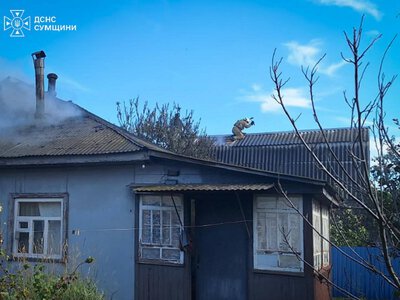 Ворог знову атакував Конотоп: загорілися покрівлі двох житлових будинків